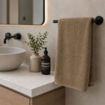 Toalla de medio baño lisa café - Imagen 3