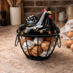 Canasta Para Huevos En Forma De Gallina Negra De Ceramica Y Metal 16X19 Cm - Imagen 4