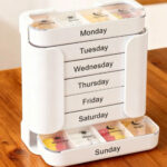 Pastillero Con 28 Compartimientos Blanco De Plastico - Imagen 2