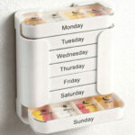 Pastillero Con 28 Compartimientos Blanco De Plastico - Imagen 3